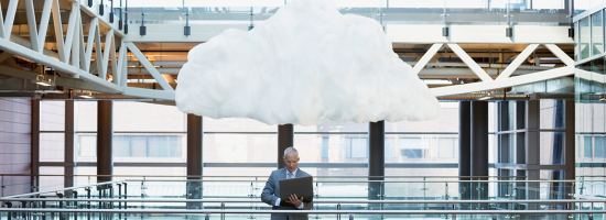 Un homme avec un ordinateur portable et des nuages au-dessus de lui
