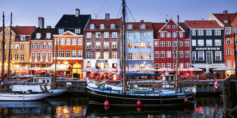 Un canal du Danemark avec un bateau, © Kim Wyon